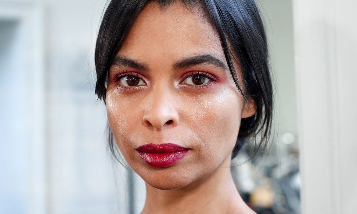 Para tu maquillaje monocromático en tonos cereza solo necesitas la paleta Eye Go Wild, Le Liner Signature en el tono Rouge y el pintalabios Relentless Rouge de Infalible 24H, todo de L’Oréal Paris.